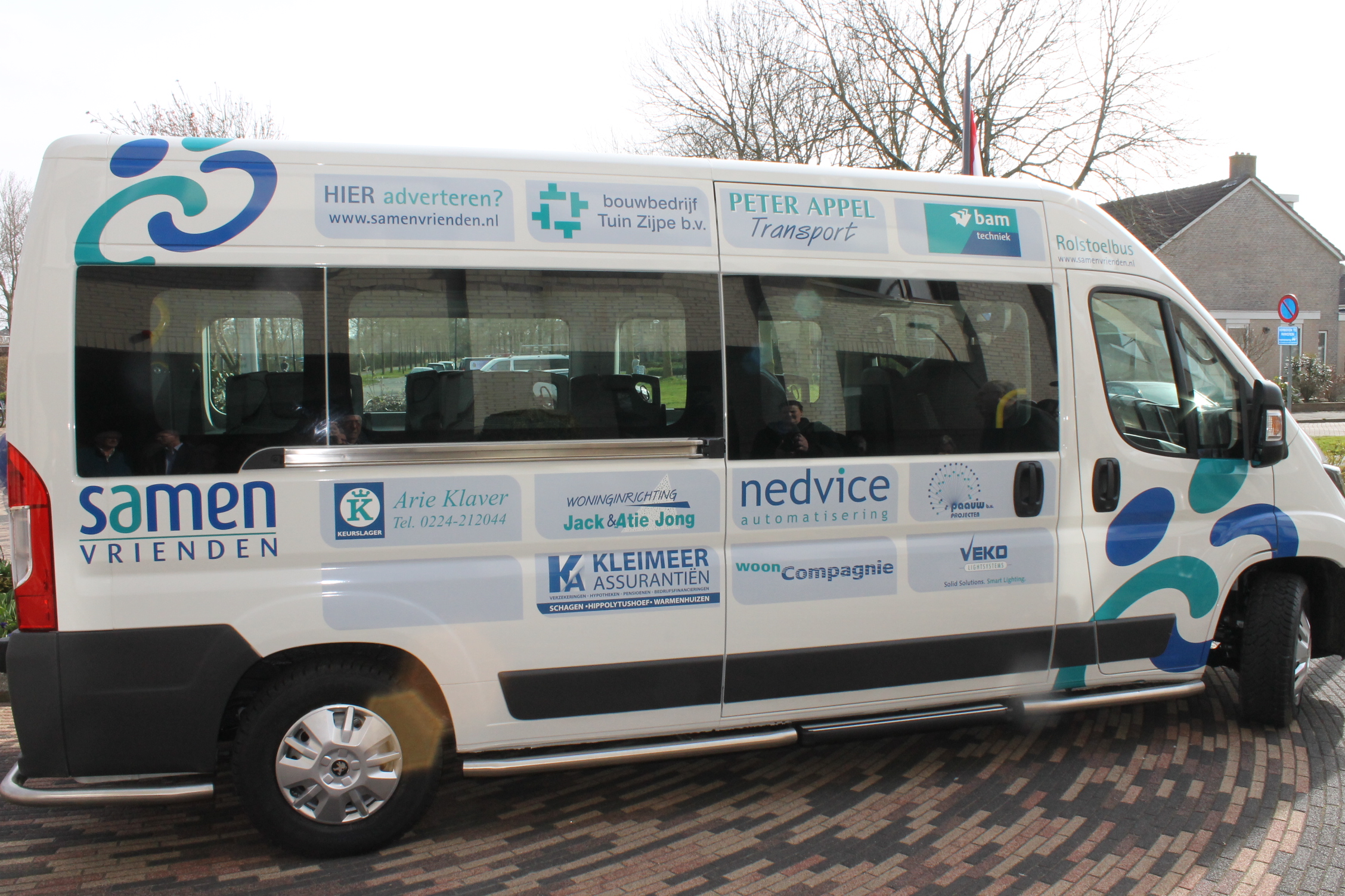 SdH Ontwerpt belettering nieuwe Rolstoelbus Samen Vrienden